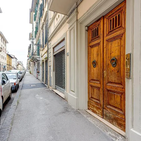 Romantica Residenza Sull'arno 아파트 *